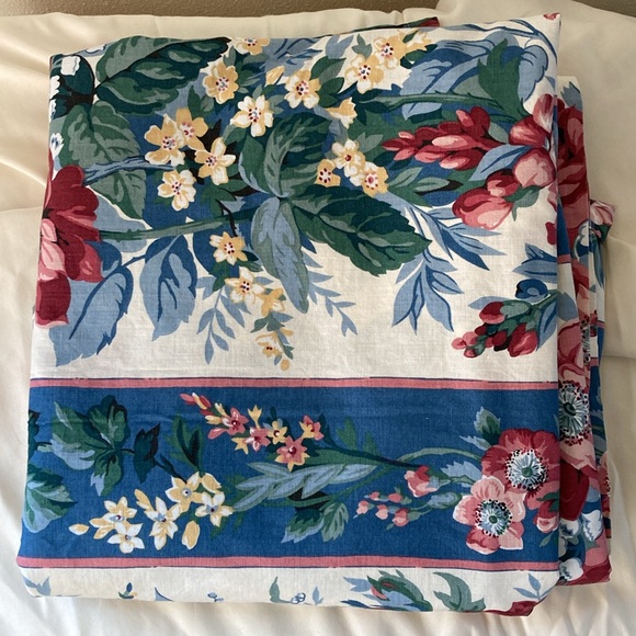 VINTAGE | Cottage Core Waverly “Carolina Rose” Cotton fabric Tablecloth - Picture 2 of 7